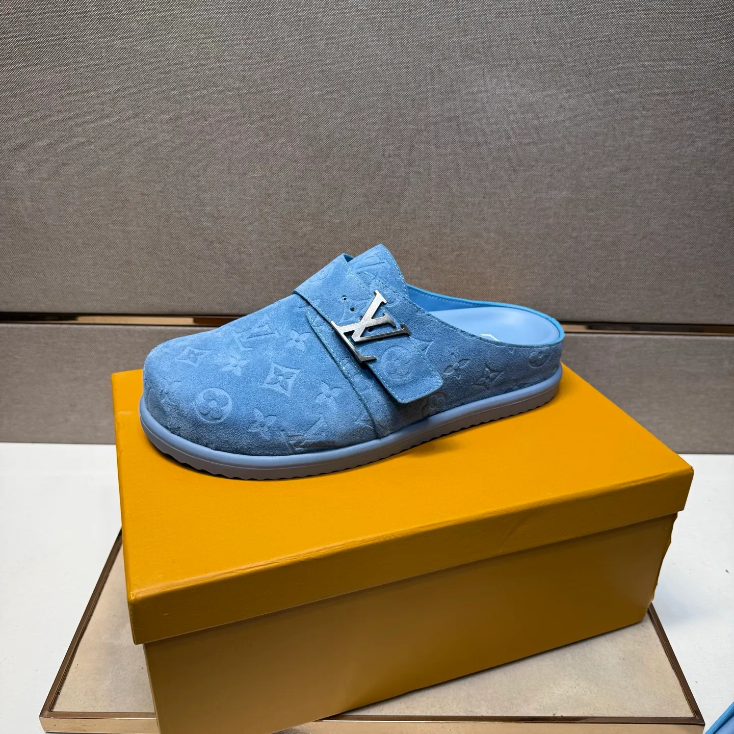 Men's men's shoes 💰pp540 [LV～] Men's casual half slippers 2025z cabinet sales simultaneously 🔶Size: 39-44 #️⃣ 🔷4 colors🔜The upper is made of multi-material splicing ➕Genuine leather lining, comfortable and breathable, sole: original comfortable and wear-resistant outsole, ⚠️Real thing📱Photographed🎬The real thing is better📢📢📢